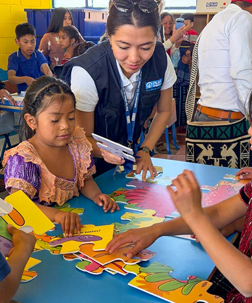 写真：開館した図書室にて