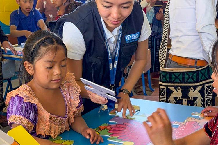 写真：開館した図書室にて