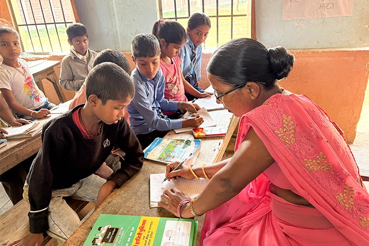 写真：講師は一人ひとりの「わからない」に向き合う