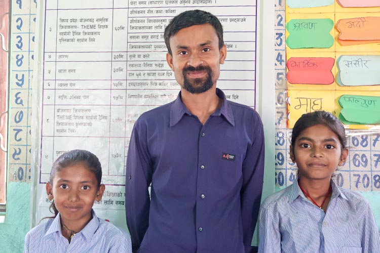 写真：左がプラティバさん、中央が講師のロシャンさん