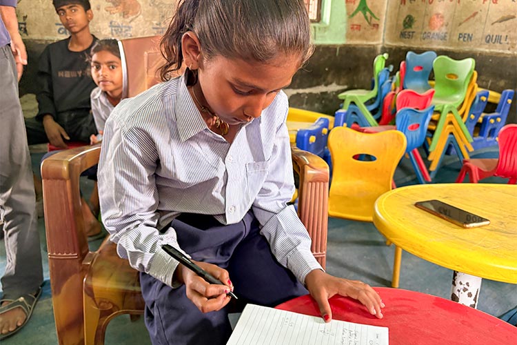 写真：3桁の計算も、自分の力でとけるプラティバさん