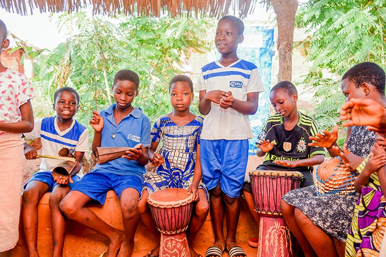 写真：「子どもひろば」で音楽の活動に参加する子どもたち