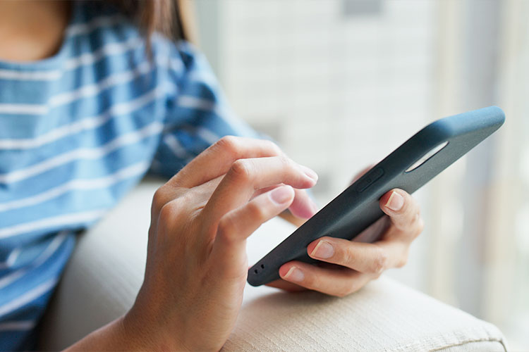 イメージ：スマホでメッセージを伝える女の子