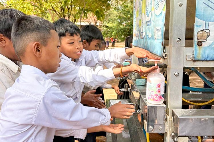 写真:学校敷地内に設置した手洗い場で手洗いの実践