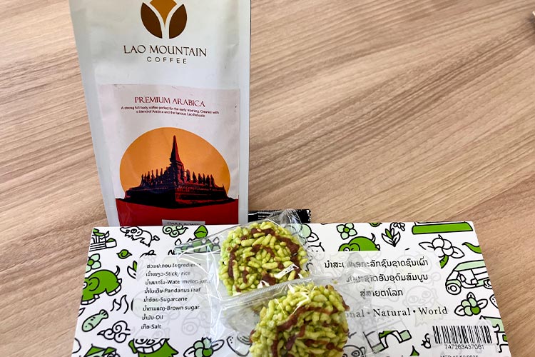 写真：ラオスのコーヒーとお菓子