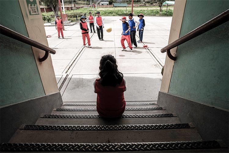 写真:階段に座る女の子