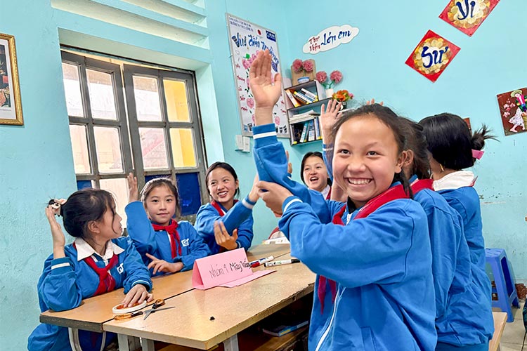 写真：クラブ活動で発言する女の子