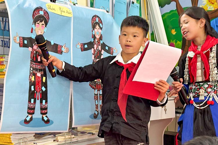 写真：生徒クラブのイベントで発表する男の子