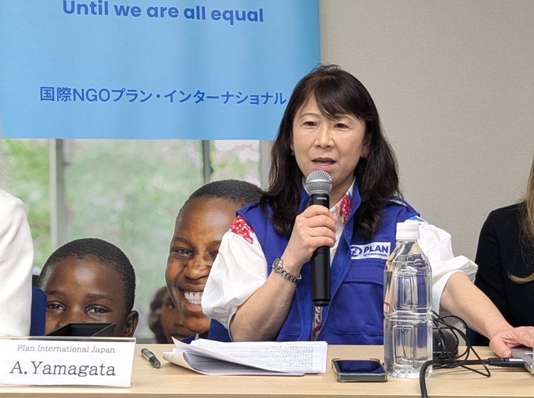 写真：「ウクライナ避難民の教育・心のケア」プロジェクトを紹介する山形職員