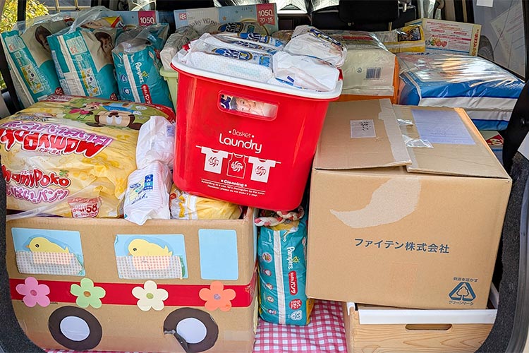 写真:支援物資の準備