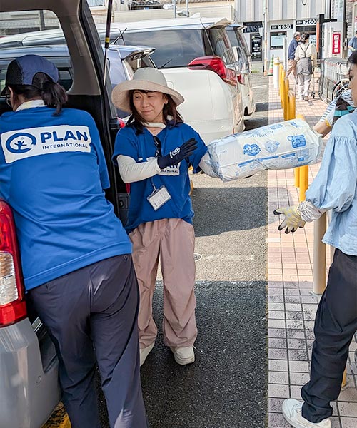 写真:支援物資手配中のプラン職員