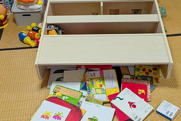写真：地震で倒れた本棚(子ども支援施設内)