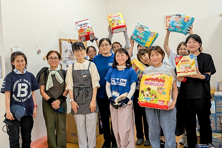 おむつや粉ミルク、おしりふき、生理用品などを届けました（八代市内の保育施設）