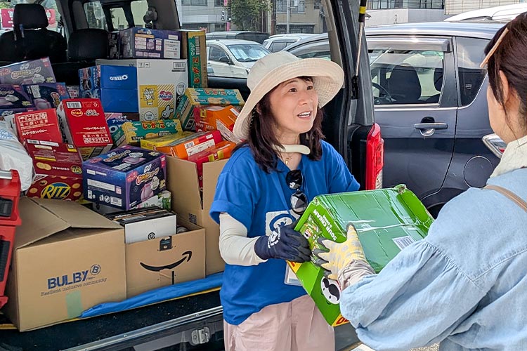 写真：おむつや粉ミルク、おしりふき、生理用品などを届けました（八代市内の保育施設）