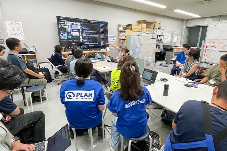 写真：KVOADでの毎日調整会議の様子