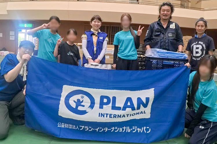 写真：支援物資を届けた避難所でボランティアをする子どもたちと