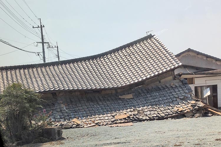 写真：大きく損壊した住居（氷川町）