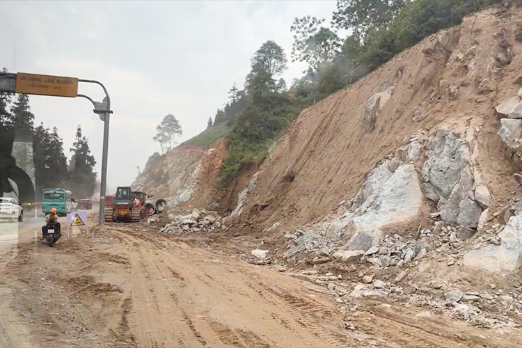 写真：赤土のもろい地盤が広がる山岳地帯