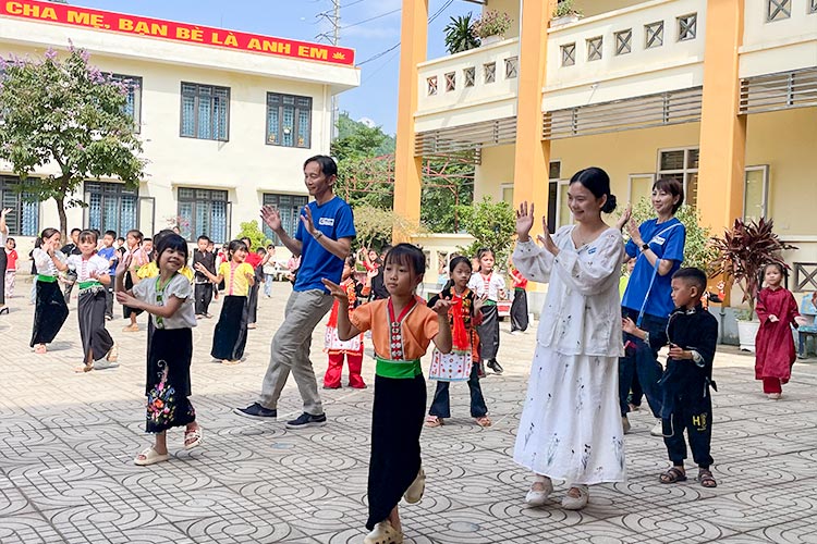 写真：子どもたちと一緒にダンス