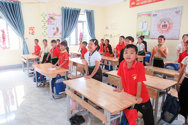 写真：好奇心旺盛な子どもたち（小学校の教室にて）