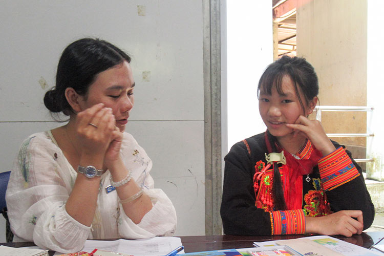 写真：学び続けることの難しさを語るチャイルドと寄り添う現地職員