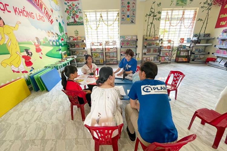 写真：小学校の図書館でインタビュー