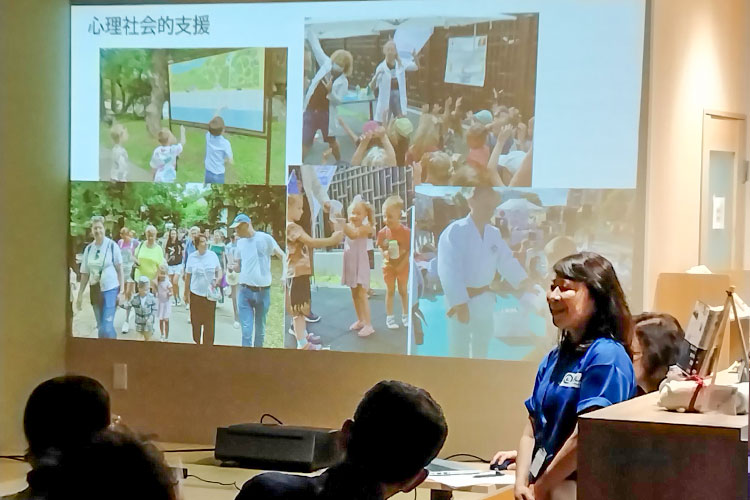 写真：心理社会的支援の大切さについて語る山形職員