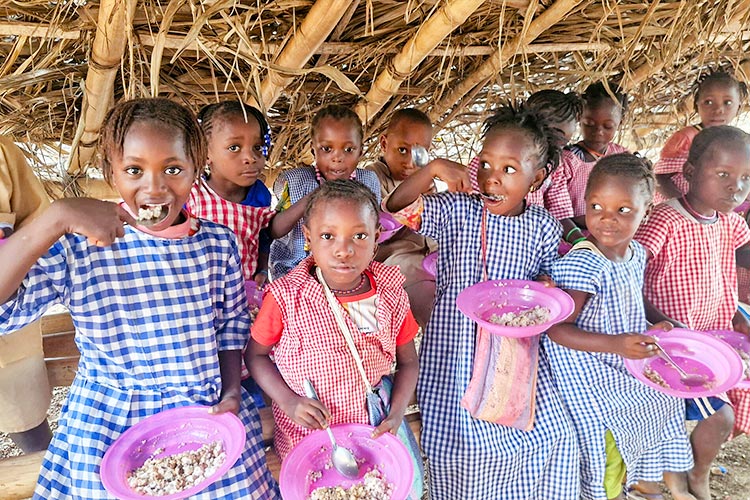写真：給食を食べるギニアの子どもたち