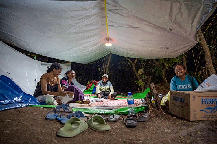 写真：停電や電力不足が続くなか、ソーラーランプが夜間の生活を支えている