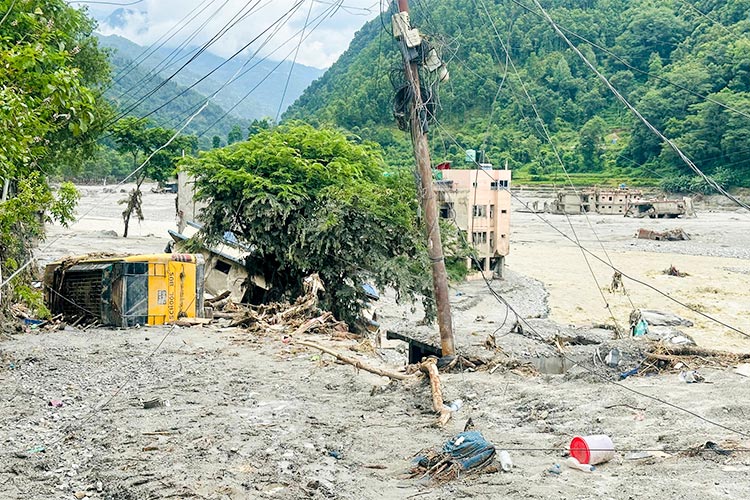 土石流の被害を受けた川沿いの住居跡