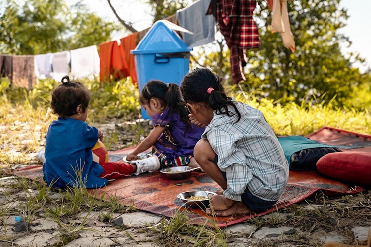 写真：避難所で提供された食事をとる子どもたち