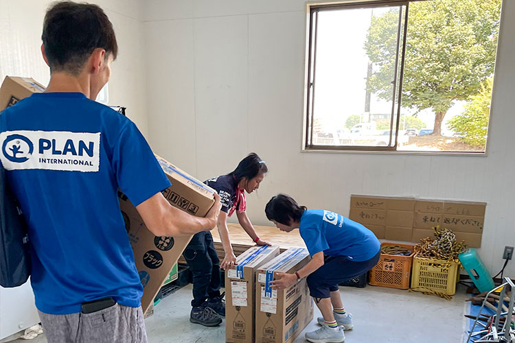 写真：八代市災害ボランティアセンターへの扇風機の搬入の様子