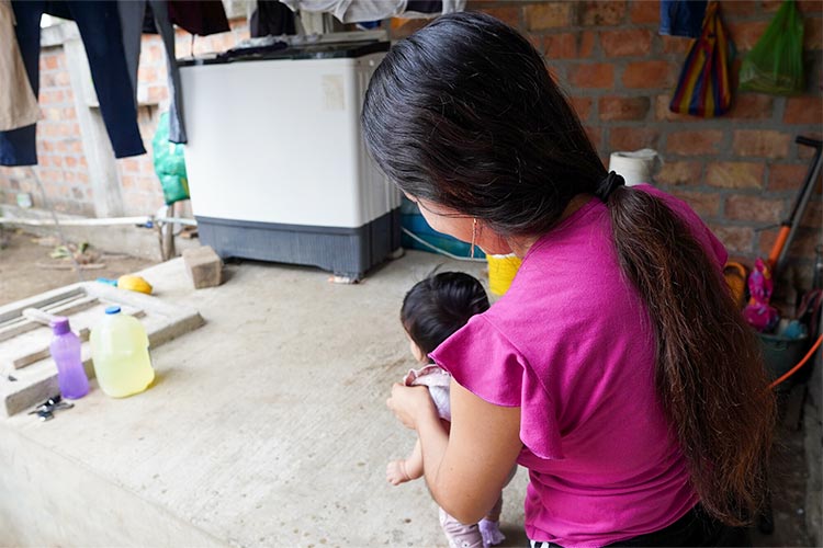 写真:10代の若い母親と子ども