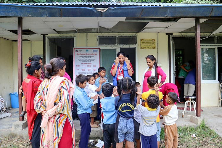 写真：プランが支援する学校で子どもたちと遊ぶプラン職員