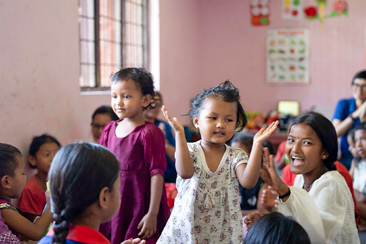 写真：「子どもひろば」で安心して過ごし、遊んでいる子どもたち