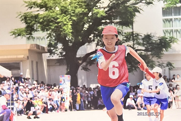 写真：運動会のリレーで走る中川選手（本人提供写真）