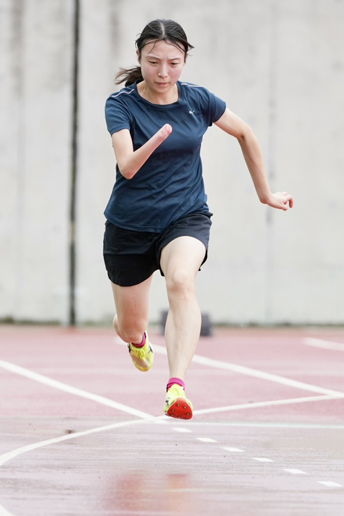 写真：トラックを力強く駆け抜ける中川選手（本人提供写真）