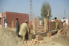 女子公立学校の教室建設の様子（パキスタン）