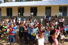 新しい校舎の完成を喜ぶ子どもたち（モザンビーク）