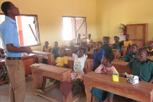 明るい教室で授業を受ける子どもたち（ガーナ）