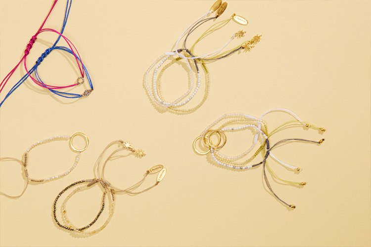 さまざまなデザインの「Iam」Donation Projectのブレスレット。