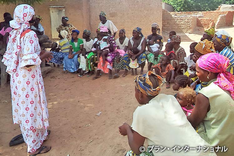 「マリにおける女の子の早すぎる結婚対策プロジェクト」で早すぎる結婚のリスクについて学ぶ女の子たち