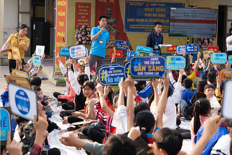 写真:早すぎる結婚(児童婚)の理解を深めるため、クイズ形式で学ぶ子どもたち