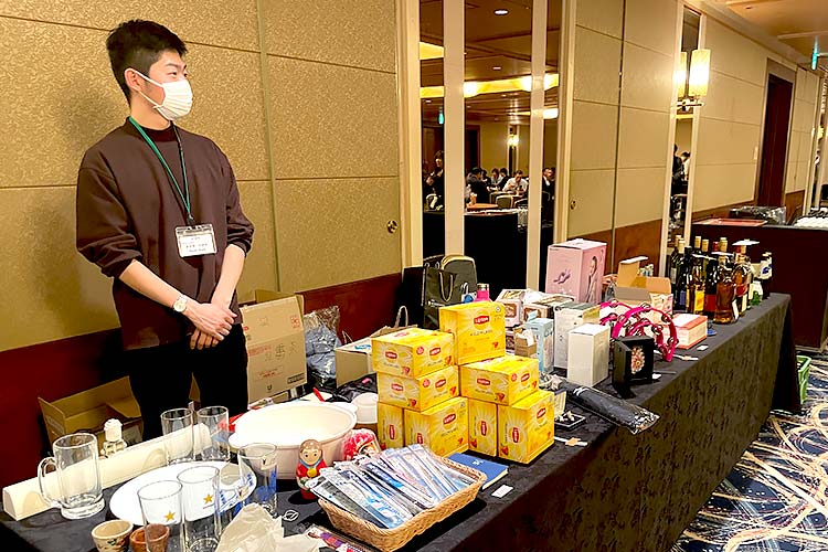 写真：バザーでは各ホテルのアメニティや食器のほか、組合員が持ち寄った未使用の商品などを販売し、寄付につなげます