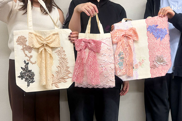 写真：ワークショップで女の子たちが作成したバッグ