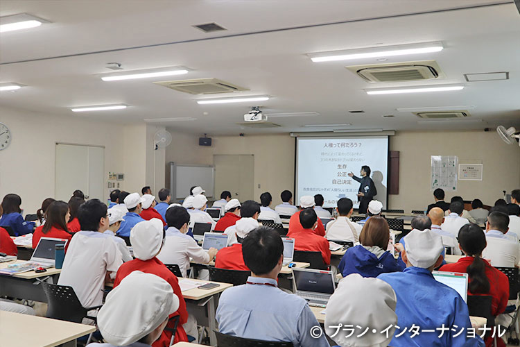 報告会の様子。自由参加にもかかわらず、想定を超える60人近くの従業員が参加した