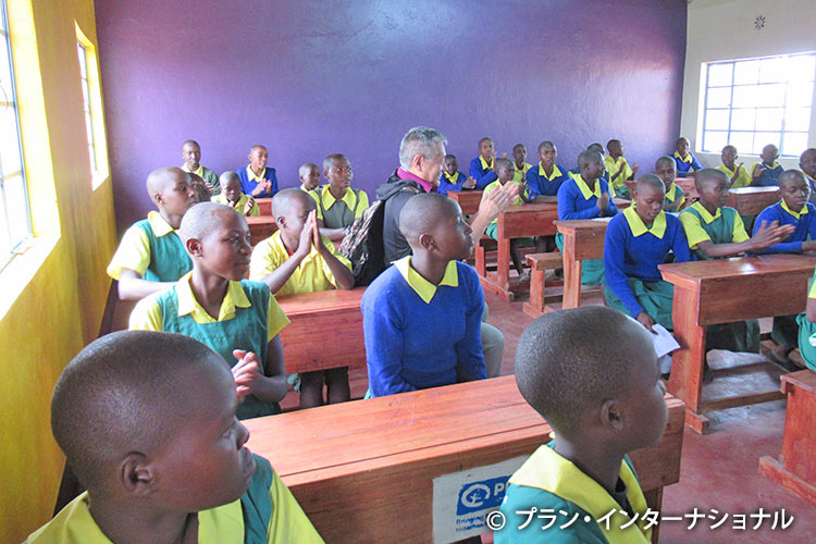 支給された新しい机で授業を受ける子どもたち