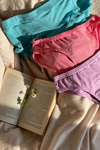 柔らかい履き心地と明るい色でサニタリー期間を「ほがらか」に過ごせる「オーガニックコットン吸水型ショーツ」。吸水力やデザインが異なる4タイプがある）