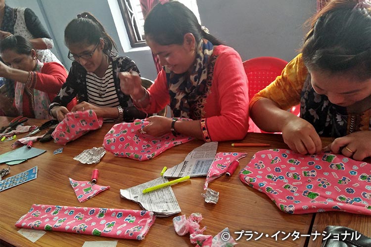 「ネパールにおける月経衛生管理プロジェクト」に参加し、再利用可能なナプキンを作成する女の子たち