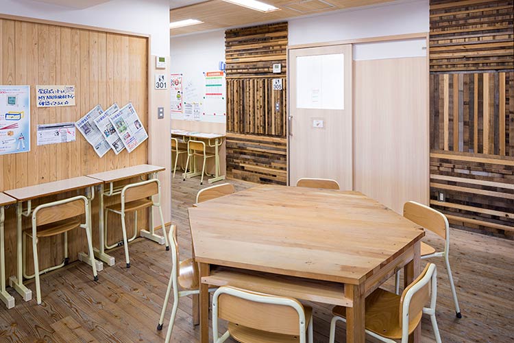 写真：木の温もりが感じられる教室。首都圏の教室を中心に順次「教室の木質化」を進めています